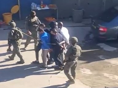 ربطوهم بحبل وسحبوهم بطريقة غير آدمية! فيديو يوثق اعتقال قوات الاحتلال 6 فلسطينيين بالقدس