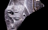 وصول رأس تمثال الملك رمسيس الثاني إلى القاهرة بعد استعادتها من سويسرا