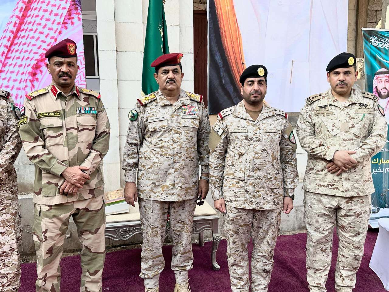وزير الدفاع يزور قوات التحالف في العاصمة عدن