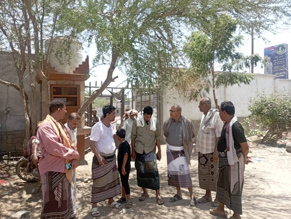 مدير عام مديرية تبن يتفقد سير العمل في تركيب محولات الكهرباء 20 ميجا لمحطة صبر بلحج