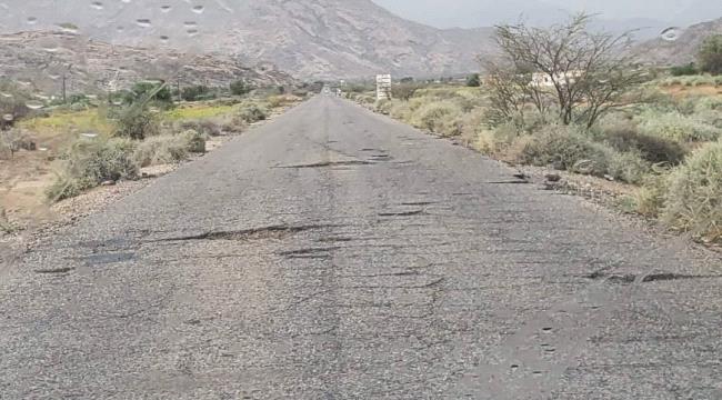 خط دولي في المنطقة الوسطى بأبين يهدد حياة المسافرين ومناشدات لإصلاحه