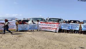 تجار وعمال مواد البناء بعدن ينظمون وقفة احتجاجية في كالتكس