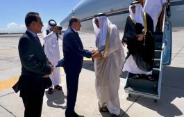 عبداللطيف الزياني وزير خارجية البحرين يصل عدن في زيارة رسمية