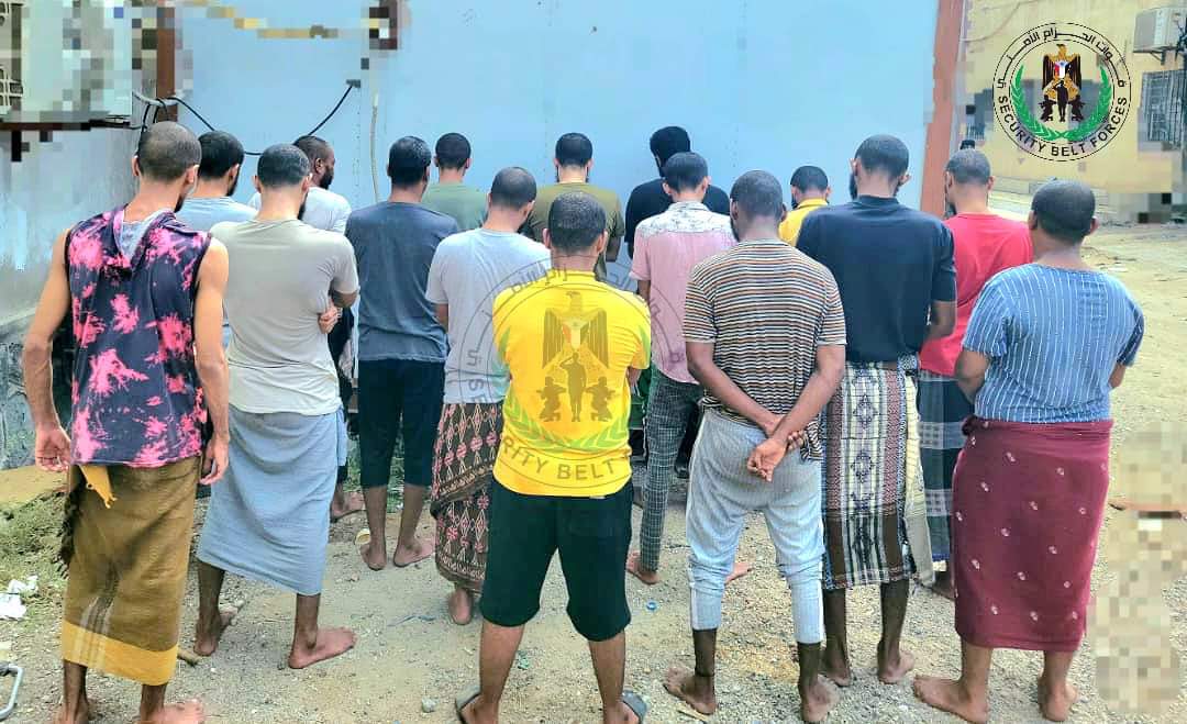 مكافحة المخدرات بالحزام الأمني تعلن ترحيل (19) متهمًا إلى السجون المركزية بعدن