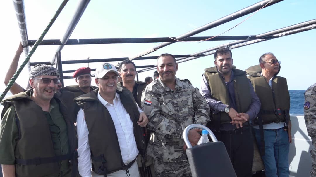 وزير المياه والبيئة يعاين موقع غرق سفينة 