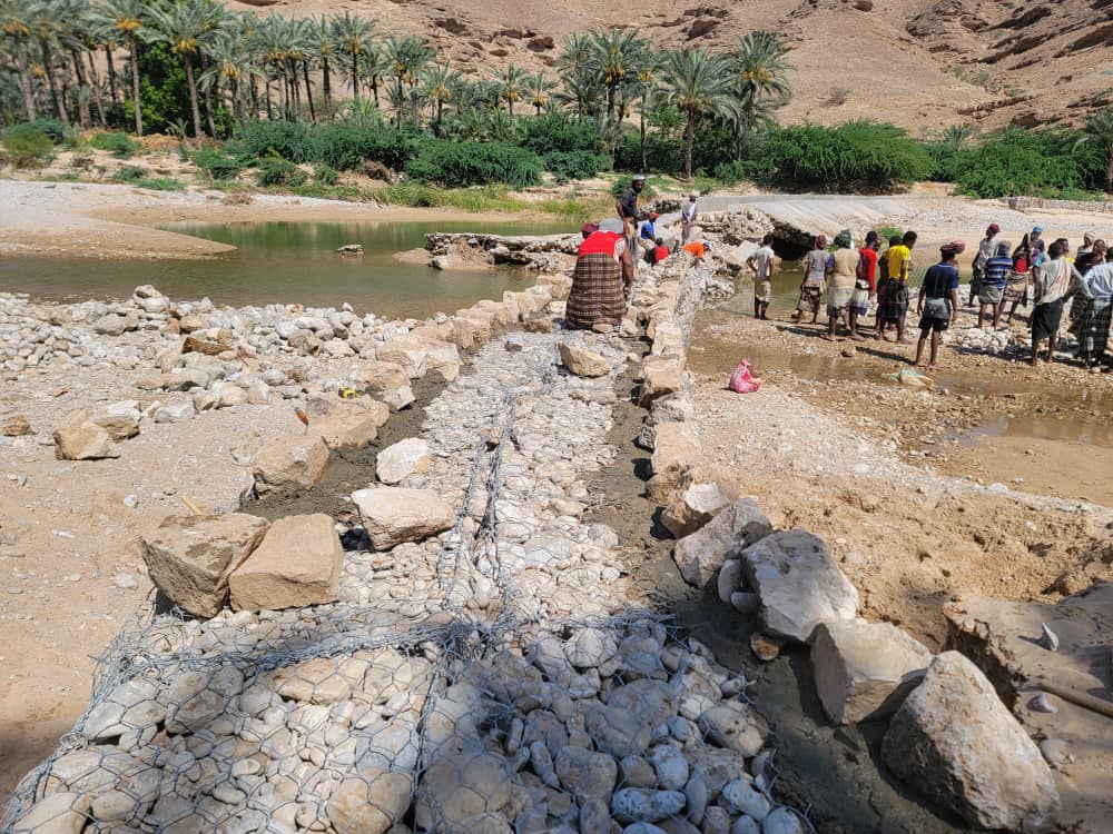 انتقالي حجر بحضرموت يقدم مساعدات لمزارعي الحصين لاصلاح قناتهم المائية