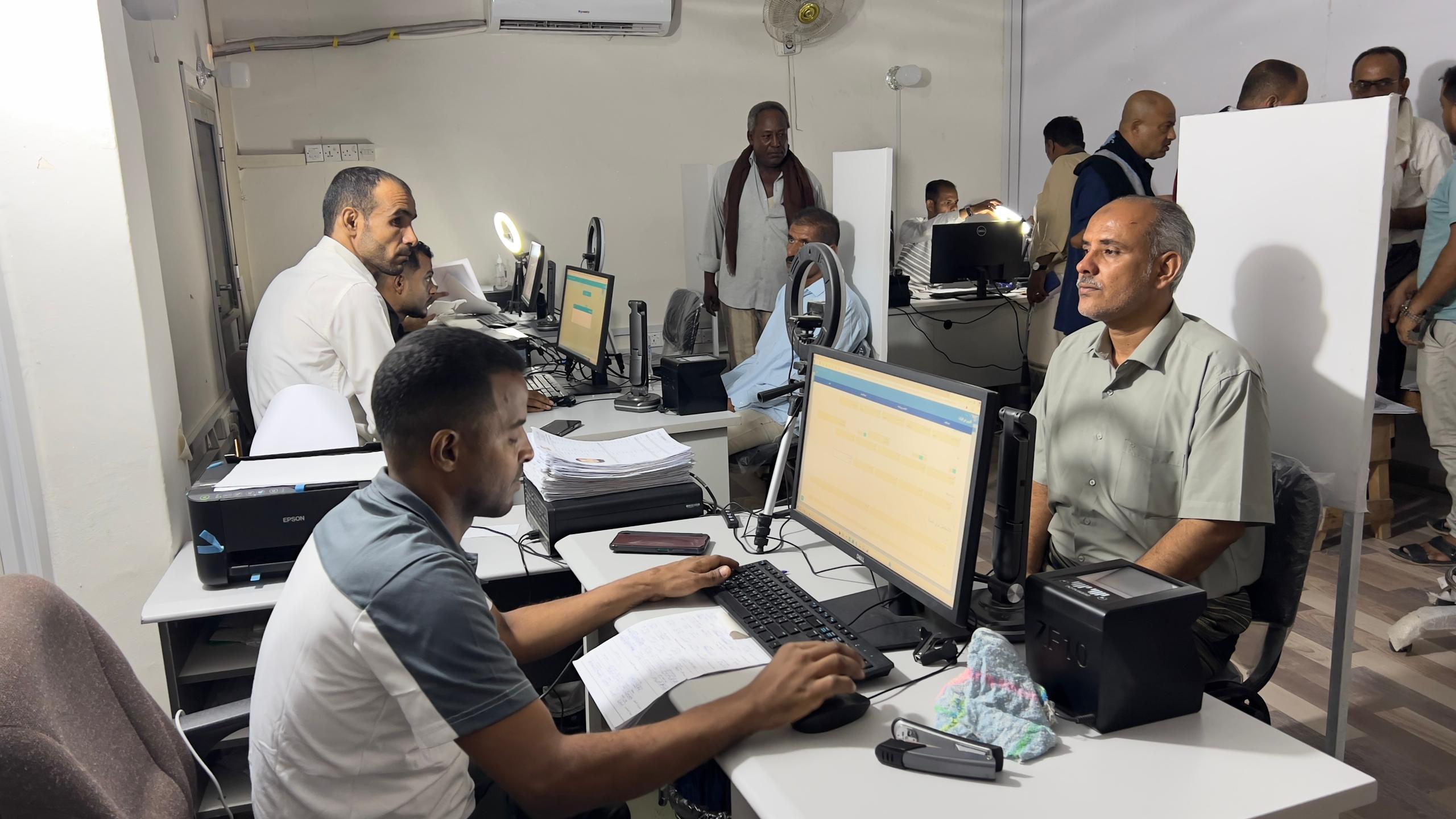 المؤسسة الاقتصادية اليمنية تنفذ توجيهات رئيس الوزراء بإصدار البطاقة الذكية