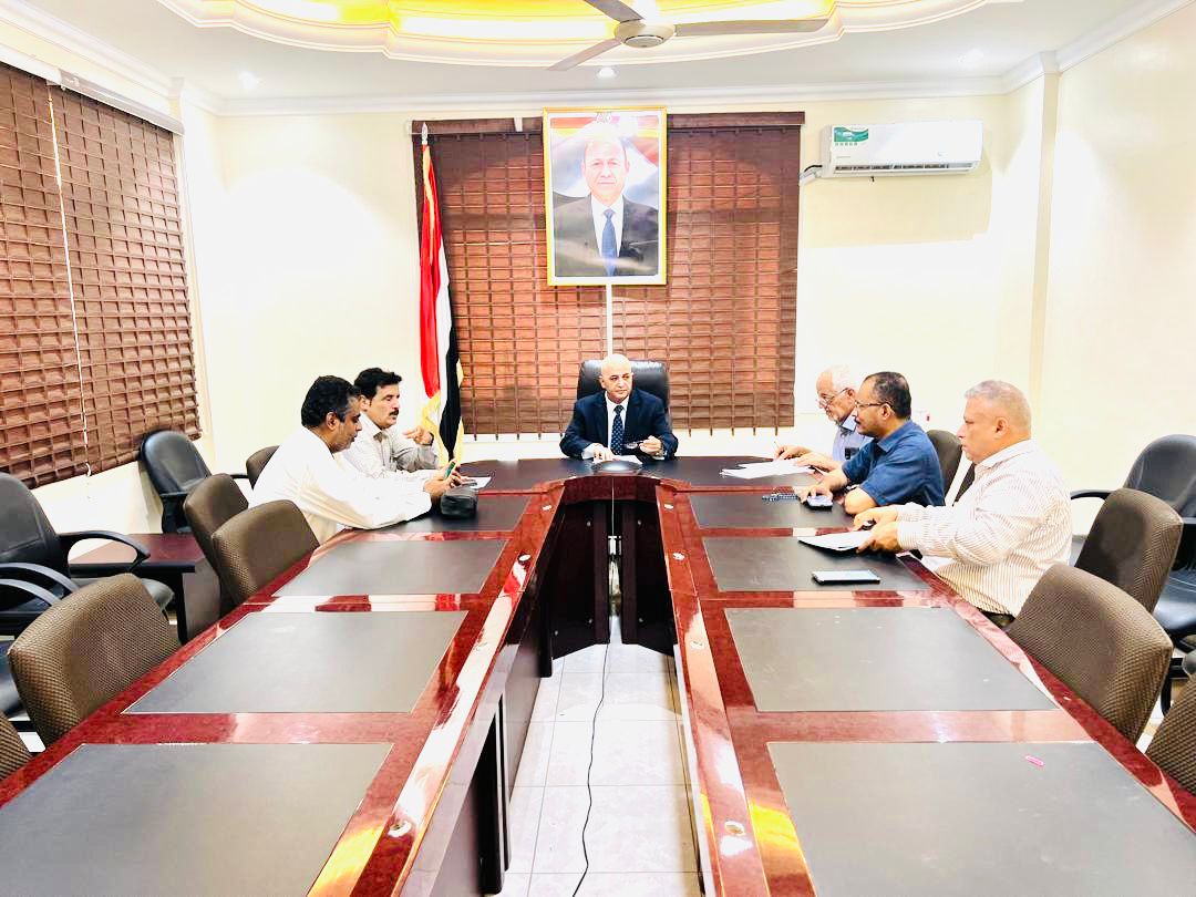 عدن .. وزير المياه والبيئة يناقش احتياجات محافظة حضرموت من مشاريع المياه والصرف الصحي