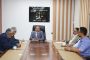 مدير أمن عدن يكرم الطفل الذي أعاد المجوهرات لمالكها.