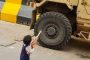مدير كهرباء المسيمير ورئيس القطاع الطلابي للطلاب الجامعي لابناء المديرية يستلمون عدد من المعدات الكهربائية 