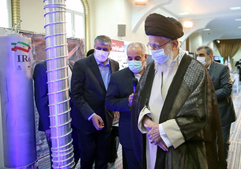 إيران تلوّح بتغيير عقيدتها النووية إذا أصبح وجودها مهددا