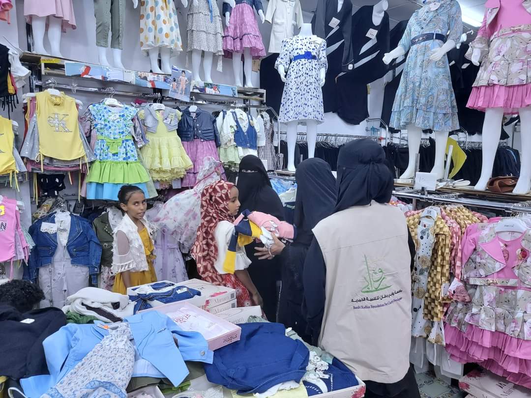 مؤسسة روابي ردفان توزع كسوة العيد على أيتام وفقراء محافظة لحج