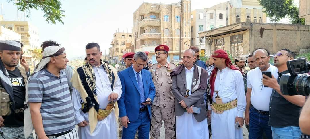السلطة المحلية واللجنة الحكومية لفتح الطرقات بمحافظة تعز تعلن فتح طريق جديد شمال المدينة