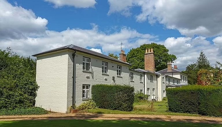 الإخلاء أو الجحيم.. الملك تشارلز يضع شقيقه أمام خيار صعب