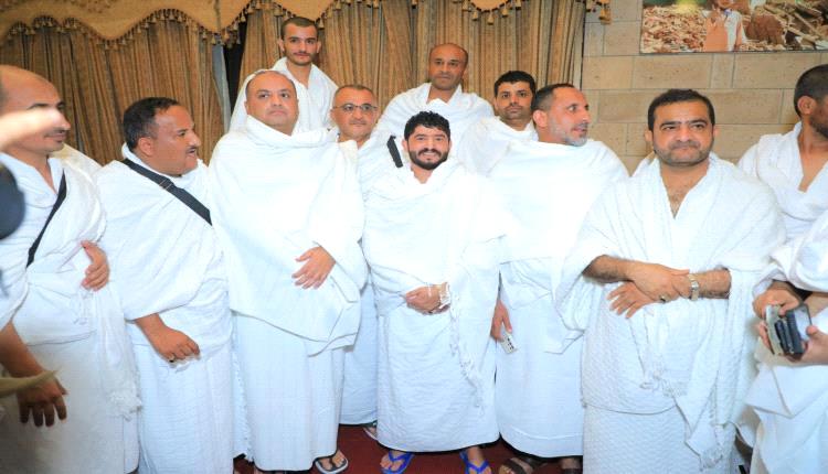 تحت صورة أداء مناسك الحج .. وفد حوثي من المسؤولين يصلون السعودية 