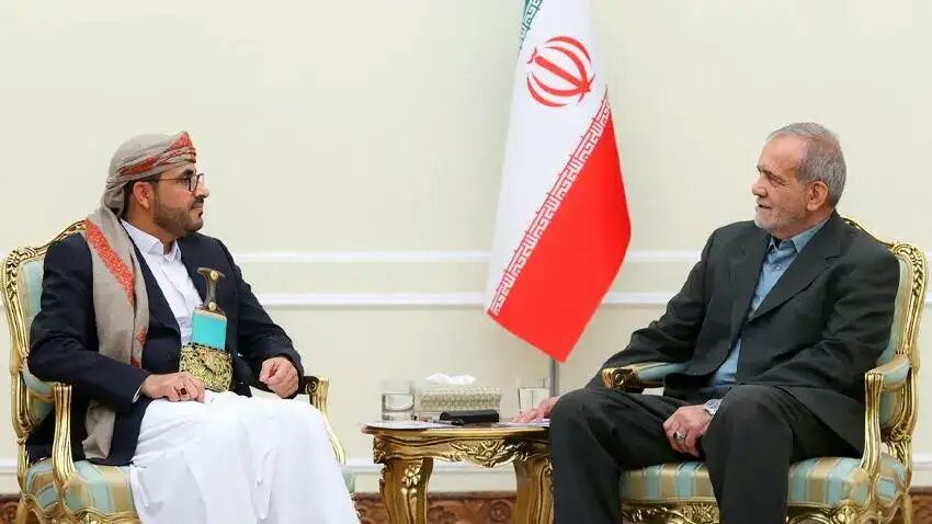 وعد بعلاقات أقوى من السابق.. تفاصيل أول لقاء جمع رئيس إيران الجديد مع الحوثيين