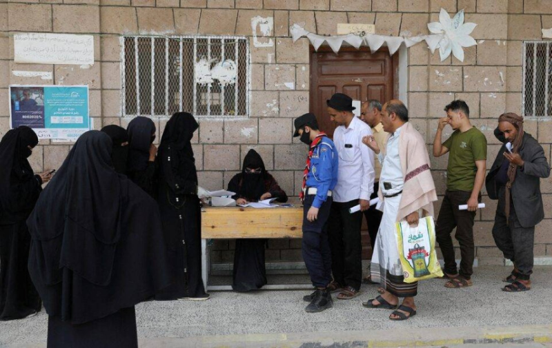 الحكومة تدعو المنظمات لتحويل أموال الإغاثة إلى البنك المركزي في عدن