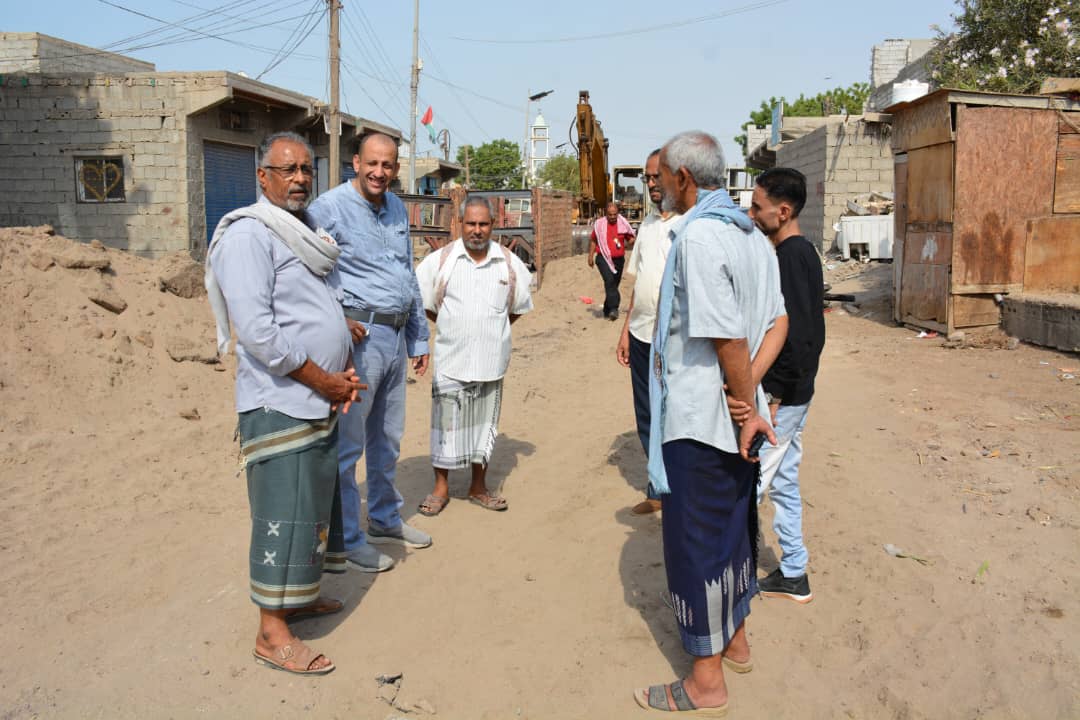 مدير عام مؤسسة المياه بعدن يتفقد مشروعي الصرف الصحي بالحسوة وأبو حربة