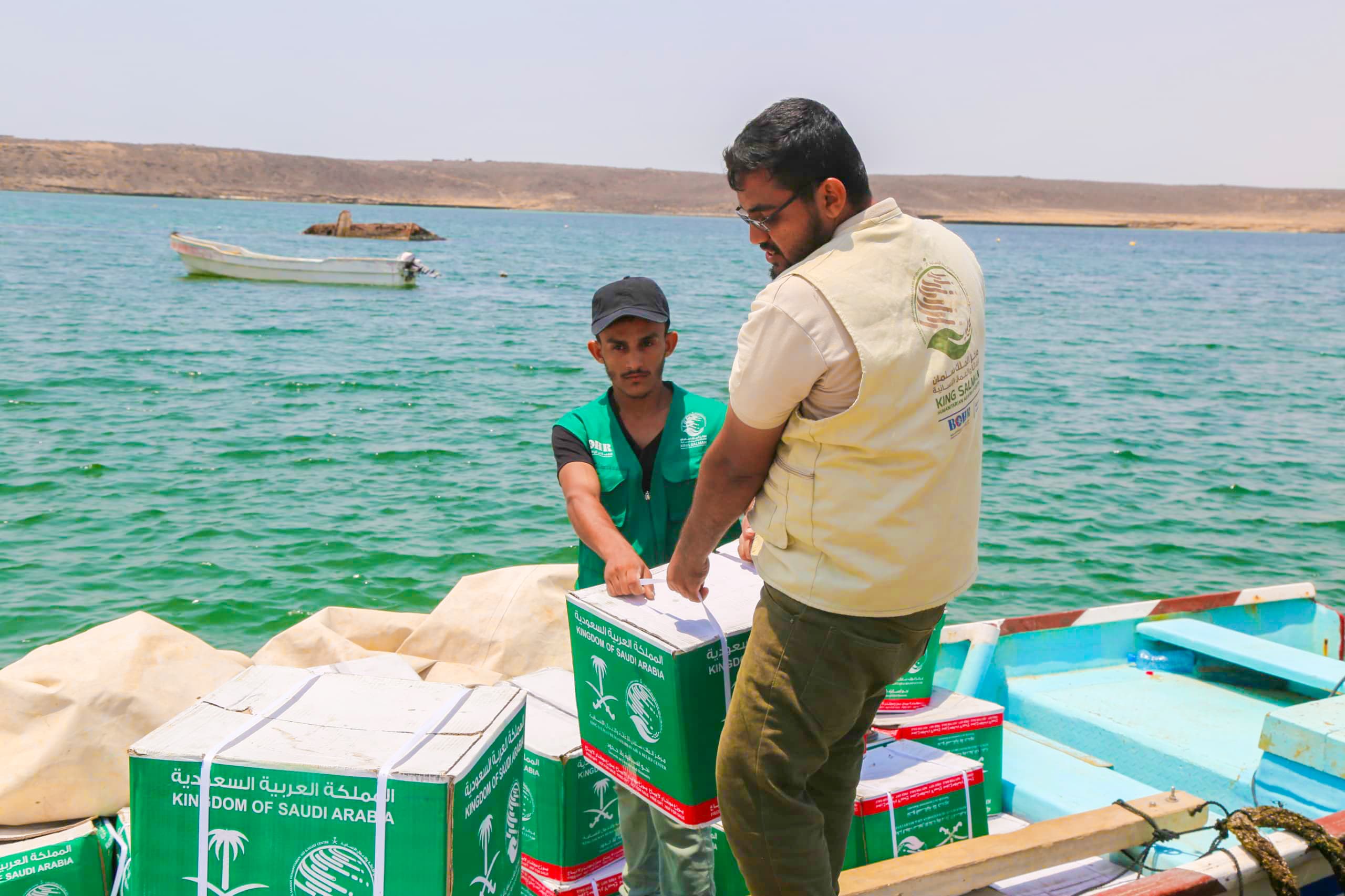 مركز الملك سلمان يوزع مساعدات غذائية طارئة للأسر الأشد احتياجًا في جزيرة ميون اليمنية
