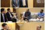 قائد القوات البحرية يطمئن على الجريح 