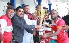 رئيس تنفيذية انتقالي حضرموت يسلم كأس دوري زعيم المكلا لكرة القدم لفريق اليرموك