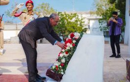 بمناسبة 30 نوفمبر .. الكثيري يضع إكليلا على ضريح الجندي المجهول