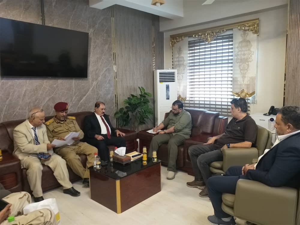 وزير الأشغال العامة والطرق يناقش مع محافظ الضالع المشاريع الجاري العمل بها في المحافظة