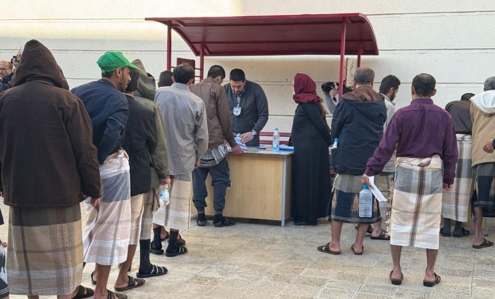 الصليب الأحمر يعلن الإفراج عن عشرات المعتقلين كانوا في سجون الحوثي