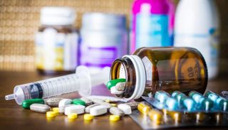 «سلاح» خفي لدعم الحوثي .. أدوية إيران تغزو  مناطق سيطرة الحوثي