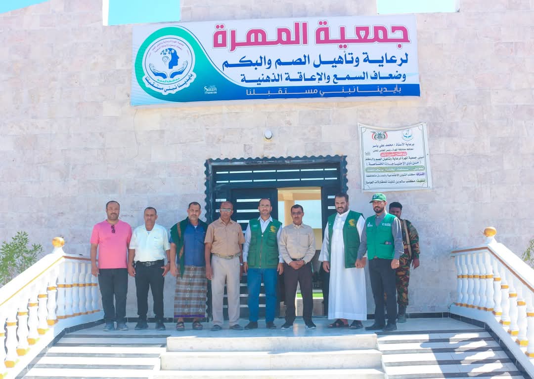وكيل محافظة المهرة يتفقد مشروع الاستجابة لاحتياجات ذوي الإعاقة السمعية