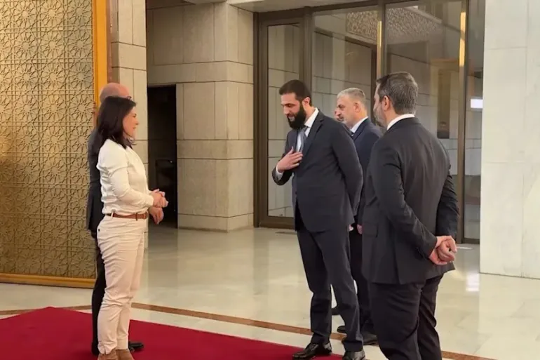 حكاية المصافحة ودلالاتها.. ماذا تريد ألمانيا وفرنسا من سوريا؟