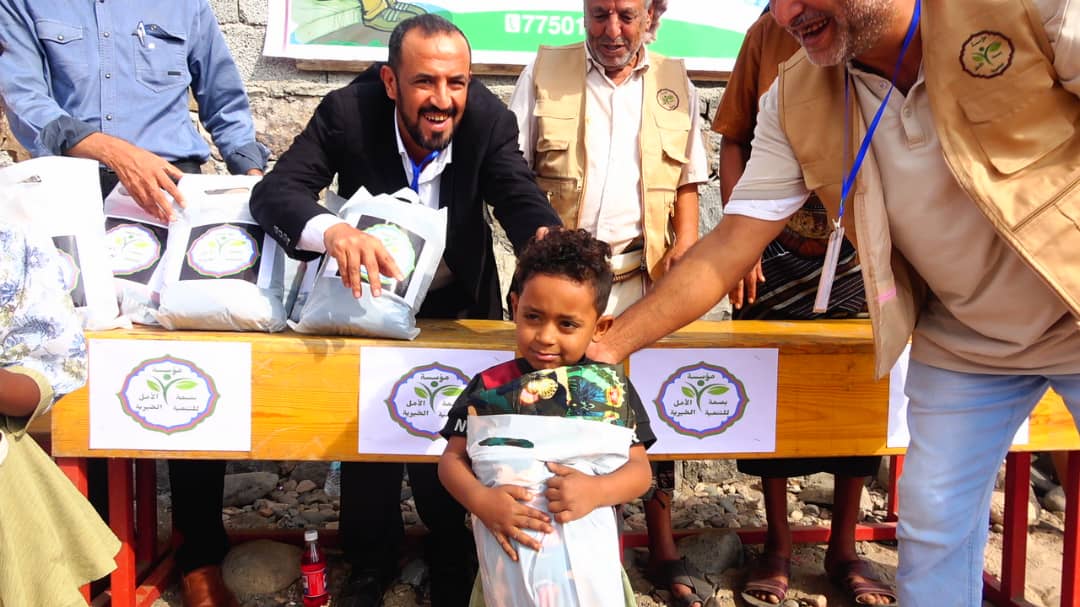 لحج : مؤسسة بصمة الأمل للتنمية الخيرية تدشن توزيع 1000 لباس شتوي