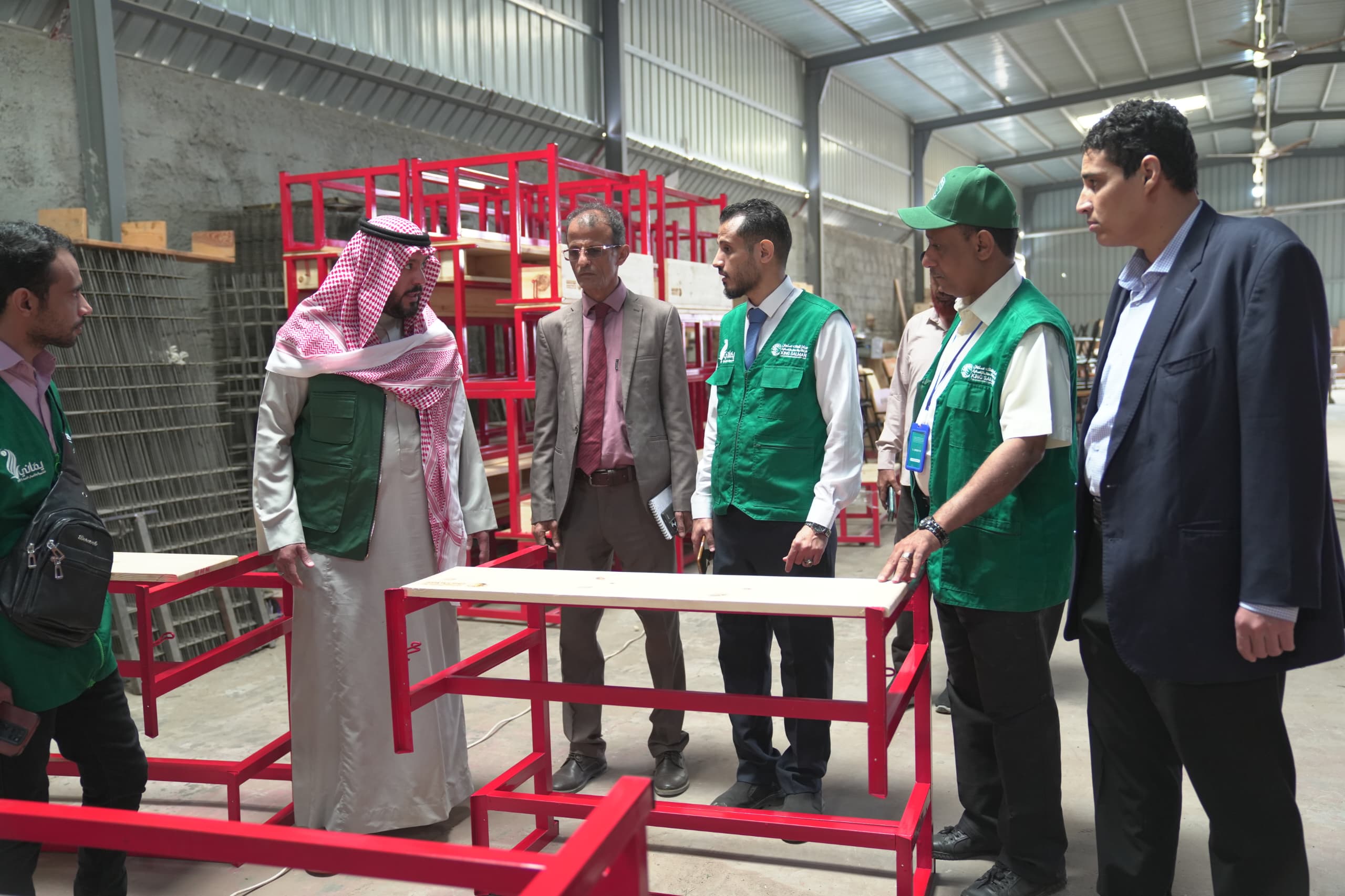 مركز الملك سلمان ومؤسسة يماني تدشنان عملية توزيع مقاعد مدرسية ومستلزمات تعليمية ل6 محافظات يمنية