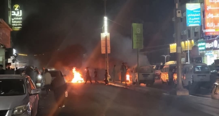 بسبب الإنهيار الكلي للكهرباء .. عدن تشتعل غضبا احتجاجات ليلية وقطع طرق