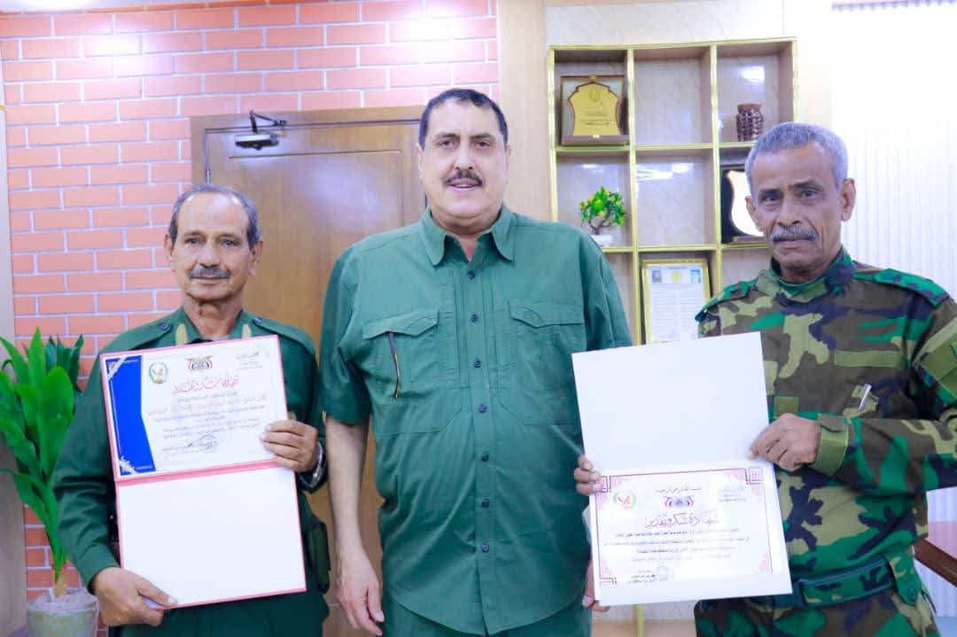 مدير أمن عدن يكرم ضابطين