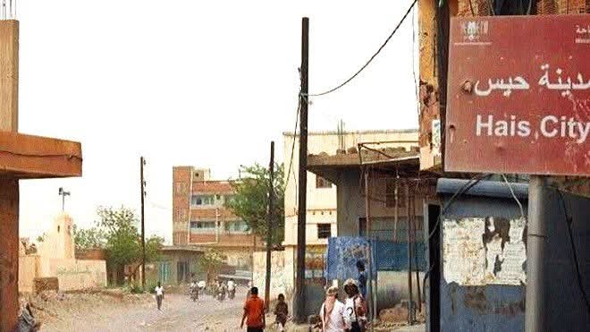قصف حوثي على حيس يصيب أربعة مدنيين بينهم طفل