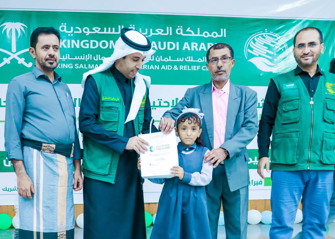 مركز الملك سلمان يسلم سماعات أذن لذوي الإعاقة السمعية بالمهرة
