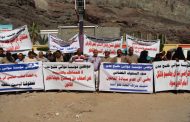عمال موانئ خليج عدن ينظمون وقفة احتجاجية أمام محكمة الاستئناف