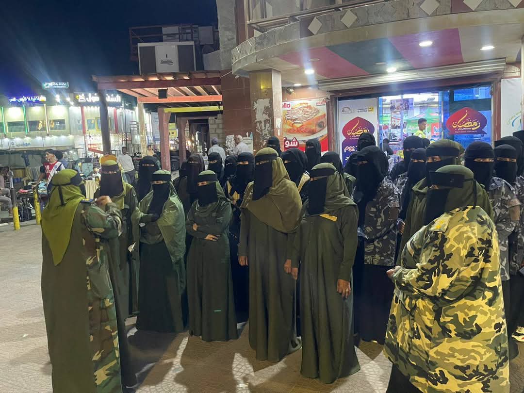 الشرطة النسائية بأمن ساحل حضرموت تنفذ البرنامج الرمضاني لحماية النساء والأطفال بالمكلا