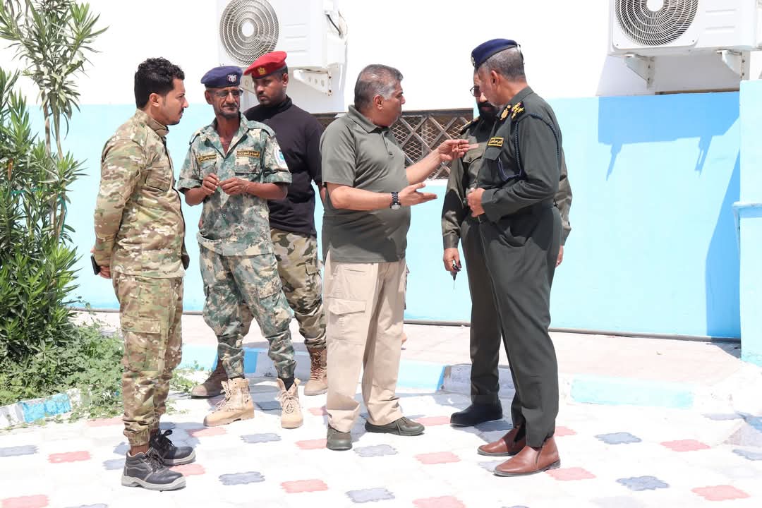 مدير عام أمن شرطة ساحل حضرموت العميد المنهالي يتفقد سير الأداء ويوجّه بمحاسبة المتأخرين والمتغيبين عن الدوام الرسمي