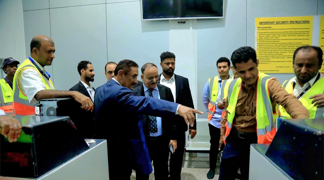وزير النقل يتفقد سير العمل في مطار الغيضة الدولي