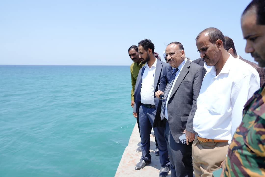 وزير النقل يتفقد سير العمل في ميناء سقطرى القديم (حولاف)