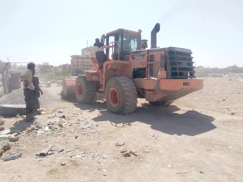 شبوة: تواصل أعمال إزالة العشوائيات والتعديات على المرافق العامة بمدينة عتق