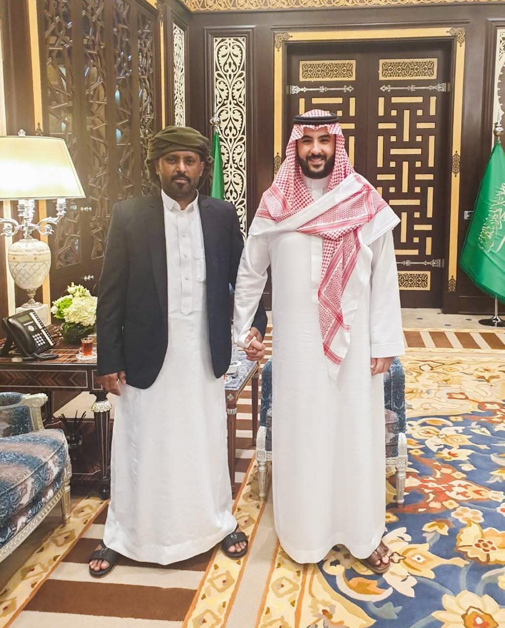 وزير الدفاع السعودي يلتقي برئيس حلف قبائل حضرموت في جدة ..ولقاء يثير الانتقادات
