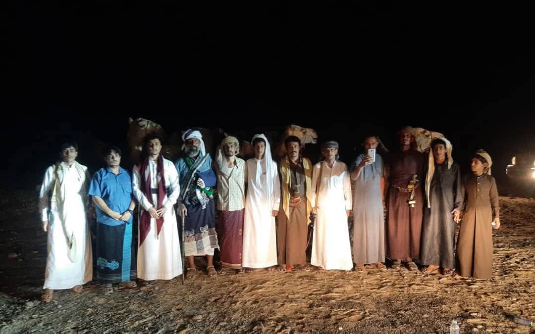 رحالة شبوة يصلون إلى الغيضة على ظهور الإبل
