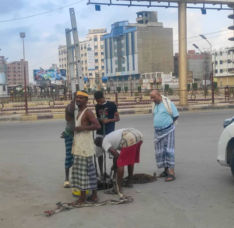 مؤسسة المياه بعدن تنفذ حملة صيانة شاملة لشبكة الصرف الصحي في ثلاث مديريات