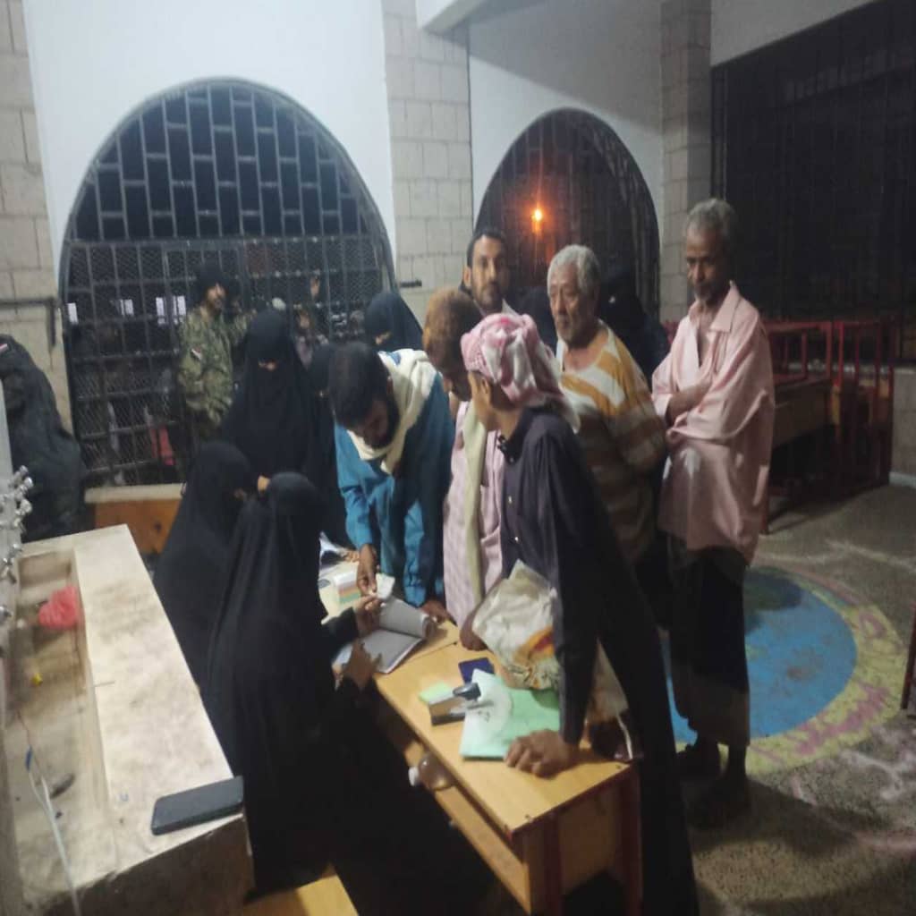 المجلس الانتقالي الجنوبي بمديرية الحوطة يدشن توزيع (486) سلة غذائية