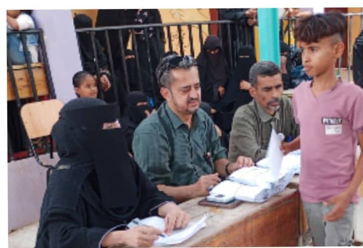 بدعم من فاعل خير .. جمعية ايادي الخير تقدم مساعدات مالية ل 110 يتيم من مديريتي الحوطة وتبن