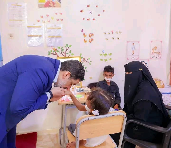عدن .. رئيس الوزراء يزور مؤسسة الحق في الحياة ويوجه بتوفير عدد من المتطلبات اللازمة لأطفال الشلل الدماغي