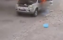 مقاول يحرق سيارته أمام وزارة المياه في عدن 